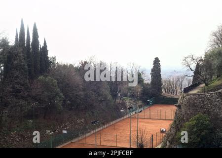 Court de tennis dans un parc d'un château lors d'une journée nuageux vue d'en haut Banque D'Images