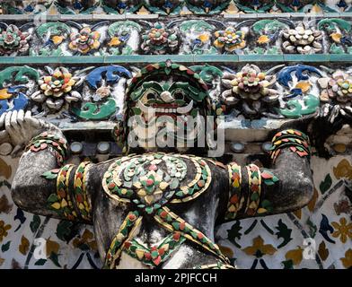 Admirez les détails exquis d'une statue décorative et colorée sur la façade de Wat Arun, le Temple de l'Aube, à Bangkok, en Thaïlande. Émerveillez-vous devant son entrée Banque D'Images