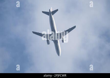 Chiangmai, Thaïlande - 26 décembre 2022: 9m-RCH Airbus A320-200 d'AirAsia. Quittez l'aéroport de Chiangmai pour Kuala lumpur, Malaisie. Banque D'Images