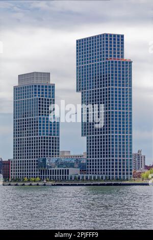 Eagle + West, tours d'appartements blanches entrelacés sur le front de mer de Greenpoint, presque achevé en août 2022. Banque D'Images