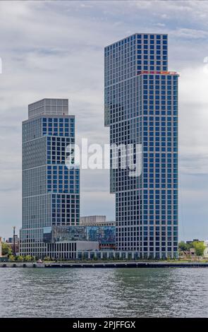 Eagle + West, tours d'appartements blanches entrelacés sur le front de mer de Greenpoint, presque achevé en août 2022. Banque D'Images