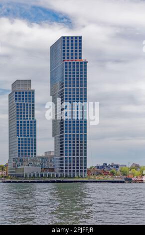 Eagle + West, tours d'appartements blanches entrelacés sur le front de mer de Greenpoint, presque achevé en août 2022. Banque D'Images