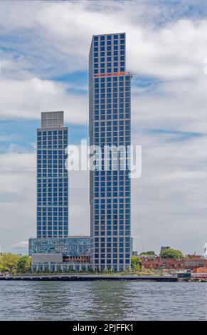 Eagle + West, tours d'appartements blanches entrelacés sur le front de mer de Greenpoint, presque achevé en août 2022. Banque D'Images