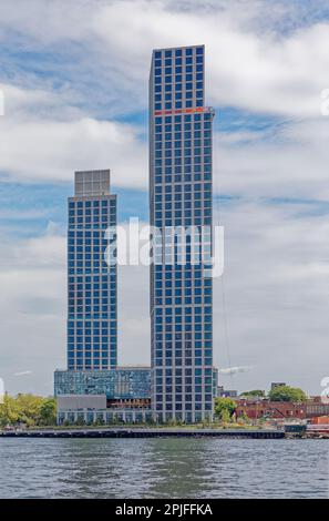 Eagle + West, tours d'appartements blanches entrelacés sur le front de mer de Greenpoint, presque achevé en août 2022. Banque D'Images