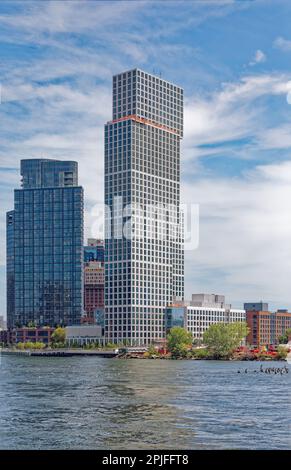 Eagle + West, tours d'appartements blanches entrelacés sur le front de mer de Greenpoint, presque achevé en août 2022. Banque D'Images