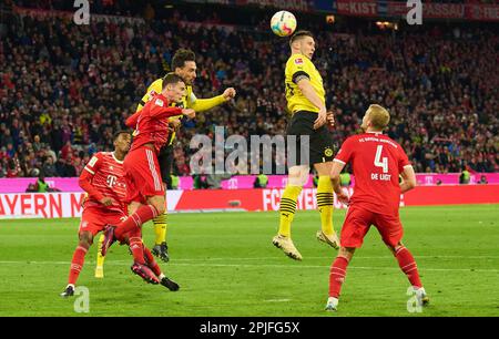 Munich, Allemagne. 01 avr 2023 Niklas Süle, 25 BVB Mats Hummels, BVB 15 concourir pour le ballon, s'attaquer, duel, tête, zweikampf, Action, lutte contre Benjamin PAVARD, FCB 5 Matthijs de Ligt, FCB 4 Ryan Gravenberch, FCB 38 dans le match FC BAYERN MUENCHEN - BORUSSIA DORTMUND 4-2 1.Ligue allemande de football le 01 avril 2023 à Munich, Allemagne. Saison 2022/2023, match jour 26, 1.Bundesliga, FCB, BVB, München, 26.Spieltag. © Peter Schatz / Alamy Live News - LE RÈGLEMENT DFL INTERDIT TOUTE UTILISATION DE PHOTOGRAPHIES comme SÉQUENCES D'IMAGES et/ou QUASI-VIDÉO - Banque D'Images