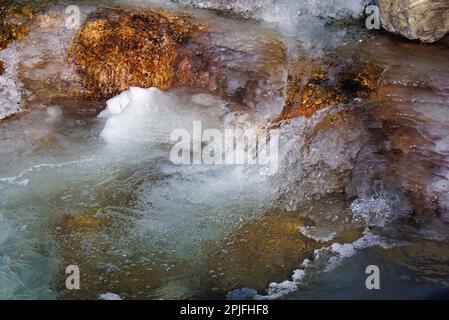 Piscine au fond d'une chute d'eau partiellement gelée, parc national des montagnes Rocheuses, Colorado Banque D'Images