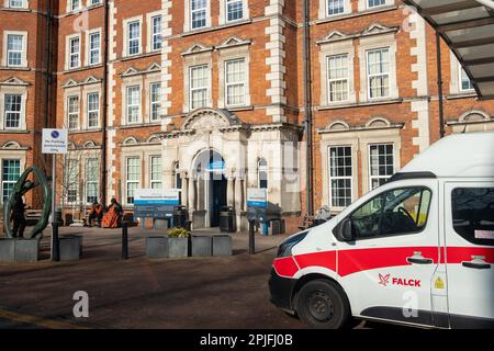 Londres- février 2023: Une ambulance privée Falck à l'extérieur de l'hôpital Hammersmith Banque D'Images