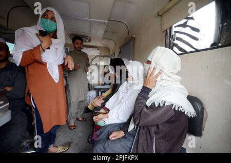 Peshawar, Pakistan. 31st mars 2023. L'enregistrement de la carte des transgenres a lieu à NADRA venin, à l'Iqbal Plaza de Peshawar. Pour mieux faire connaître l'enregistrement des personnes transgenres, l'autorité a lancé la campagne nationale "les droits trans sont des droits de l'homme". À l'occasion de la Journée internationale des droits de l'homme, l'autorité nationale de base de données et d'enregistrement (NADRA), qui fait partie d'un segment marginalisé de la société, a lancé vendredi une campagne d'enregistrement pour les personnes transgenres. De plus, le registre national a enregistré jusqu'à présent jusqu'à 5 626 personnes transgenres qui ont opté pour Banque D'Images