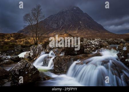 Buachille Etive Mor et la cascade vue de Glen Etive Banque D'Images