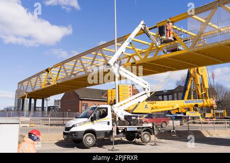 Londres Royaume-Uni, 2nd avril 2023.Une nouvelle passerelle de vélo et de marche est en cours de construction sur le A102 - la route qui traverse le tunnel de Greenwich Londres Royaume-Uni crédit: Glosszoom/Alamy Live News Banque D'Images