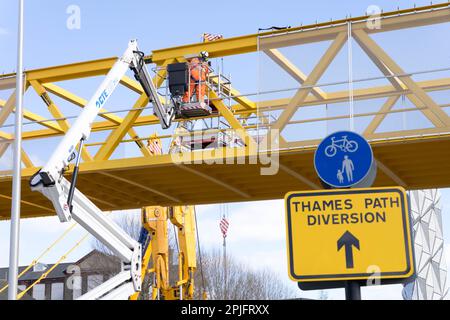 Londres Royaume-Uni, 2nd avril 2023.Une nouvelle passerelle de vélo et de marche est en cours de construction sur le A102 - la route qui traverse le tunnel de Greenwich Londres Royaume-Uni crédit: Glosszoom/Alamy Live News Banque D'Images