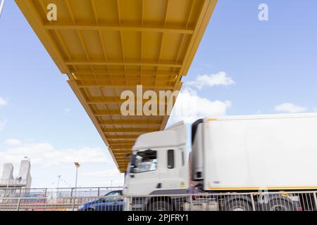 Londres Royaume-Uni, 2nd avril 2023.Une nouvelle passerelle de vélo et de marche est en cours de construction sur le A102 - la route qui traverse le tunnel de Greenwich Londres Royaume-Uni crédit: Glosszoom/Alamy Live News Banque D'Images