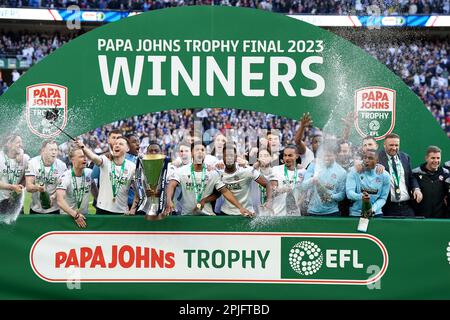 Bolton Wanderers lève le trophée après avoir remporté la finale du Trophée Papa Johns au stade Wembley, Londres. Date de la photo: Dimanche 2 avril 2023. Banque D'Images