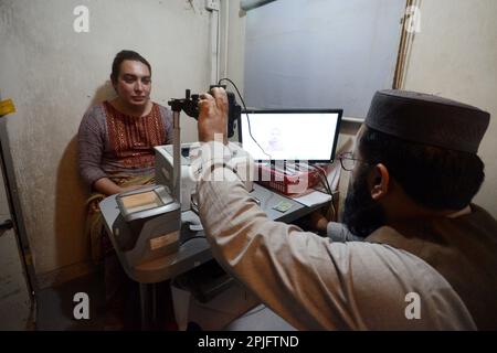 Peshawar, Pakistan. 31st mars 2023. L'enregistrement de la carte des transgenres a lieu à NADRA venin, à l'Iqbal Plaza de Peshawar. Pour mieux faire connaître l'enregistrement des personnes transgenres, l'autorité a lancé la campagne nationale "les droits trans sont des droits de l'homme". À l'occasion de la Journée internationale des droits de l'homme, l'autorité nationale de base de données et d'enregistrement (NADRA), qui fait partie d'un segment marginalisé de la société, a lancé vendredi une campagne d'enregistrement pour les personnes transgenres. De plus, le registre national a enregistré jusqu'à présent jusqu'à 5 626 personnes transgenres qui ont opté pour Banque D'Images