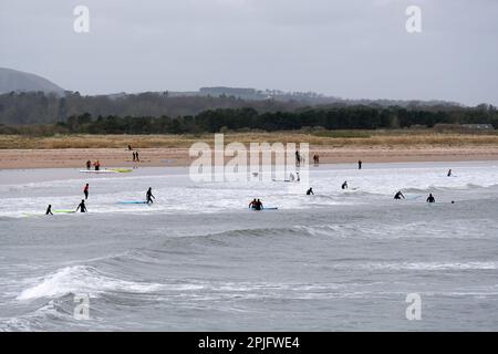 Dunbar, Écosse, Royaume-Uni. 2nd avril 2023. Les gens appréciant le soleil mais le temps froid, le long de la côte est de Lothian à Belhaven Bay. Température autour de 5C dans la brise. Crédit : Craig Brown/Alay Live News Banque D'Images