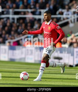 2nd avril 2023 ; St James' Park, Newcastle, Angleterre : Premier League football, Newcastle United versus Manchester United ; Marcus Rashford de Manchester United court avec le ballon Banque D'Images