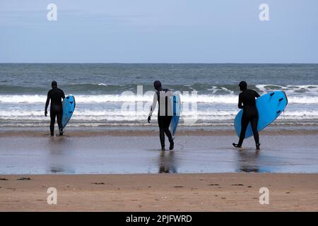 Dunbar, Écosse, Royaume-Uni. 2nd avril 2023. Les gens appréciant le soleil mais le temps froid, le long de la côte est de Lothian à Belhaven Bay. Température autour de 5C dans la brise. Surf sur la plage. Crédit : Craig Brown/Alay Live News Banque D'Images