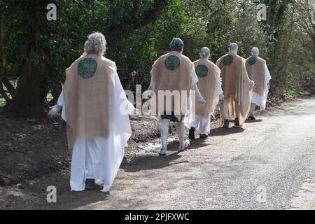 Little Marlow, Buckinghamshire, Royaume-Uni. XR Penitents a fait une protestation devant les travaux de traitement des eaux usées de Little Marlow de Thames Water aujourd'hui à Buckinghamshire au sujet de Thames Water et de leurs rejets d'eaux usées dans la Tamise. Les personnages fantômes des Pénitents ont marché des travaux d'égout à la Tamise en portant des plaques de péché pour aider à sensibiliser le public aux rejets d'eaux usées. Thérèse Coffey, Secrétaire à l'environnement, a annoncé que les compagnies d'eau doivent recevoir des amendes illimitées pour les rivières polluantes. Cependant, de nombreux écologistes estiment que cela ne va pas assez loin et que le retrait Banque D'Images