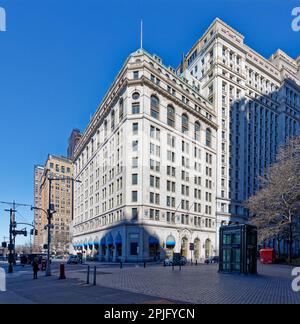 One Broadway, autrefois l'ancre de Steamship Row, est une coquille de calcaire blanc qui cache un immeuble de bureaux en brique rouge de style Queen Anne. Banque D'Images