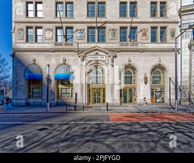 One Broadway, autrefois l'ancre de Steamship Row, est une coquille de calcaire blanc qui cache un immeuble de bureaux en brique rouge de style Queen Anne. Banque D'Images