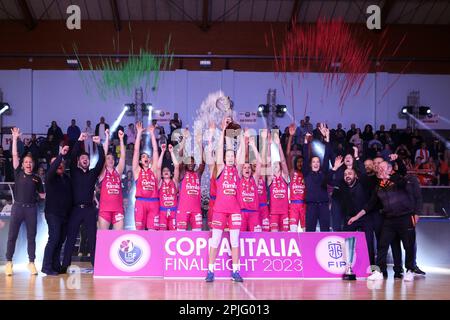 Campobasso, Italie. 01st avril 2023. Schio Prenez des photos de groupe avec le trophée gagnant de la coupe de basket-ball italienne pour femmes à la fin du match contre Umana Reyer Venezia dans la coupe de basket-ball italienne pour femmes, à la Molisana. Famila Wuber Schio a remporté la coupe de basket-ball italienne féminine après Umana Reyer Venezia 73-62. Crédit : SOPA Images Limited/Alamy Live News Banque D'Images