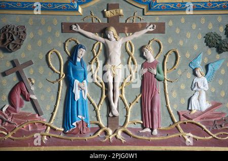 Représentation sculptée et peinte de la crucifixion de Jésus-Christ sur un reredos derrière l’autel de l’église St Laurence, Affdfladle, Dorset, Angleterre, Royaume-Uni. Banque D'Images