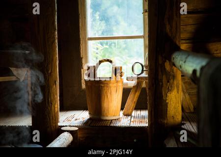 Sauna finlandais traditionnel en bois dans les détails. Seau en bois avec pelle. Intérieur rustique ancien. Banque D'Images