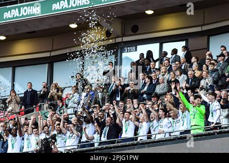 Ricardo Almedia Santos (5 Bolton Wanderers) collectionne le Trophée Papa Johns lors de la finale du Trophée Papa John entre Bolton Wanderers et Plymouth Argyle au stade Wembley, Londres, le dimanche 2nd avril 2023. (Photo : Kevin Hodgson | ACTUALITÉS MI) crédit : ACTUALITÉS MI et sport /Actualités Alay Live Banque D'Images