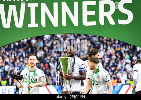 Ricardo Almedia Santos (5 Bolton Wanderers) avec trophée lors de la finale du Trophée Papa John entre Bolton Wanderers et Plymouth Argyle au stade Wembley, Londres, le dimanche 2nd avril 2023. (Photo : Kevin Hodgson | ACTUALITÉS MI) crédit : ACTUALITÉS MI et sport /Actualités Alay Live Banque D'Images