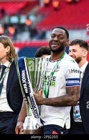 Ricardo Almedia Santos (5 Bolton Wanderers) avec trophée lors de la finale du Trophée Papa John entre Bolton Wanderers et Plymouth Argyle au stade Wembley, Londres, le dimanche 2nd avril 2023. (Photo : Kevin Hodgson | ACTUALITÉS MI) crédit : ACTUALITÉS MI et sport /Actualités Alay Live Banque D'Images