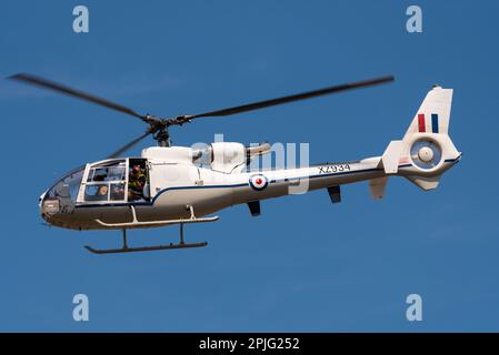 Aerospatiale sa-341D Gazelle HT3 XZ934 en couleurs RAF. Propriété civile en tant que G-CBSI volant avec un photographe au salon RIAT. Ex hélicoptère militaire Banque D'Images