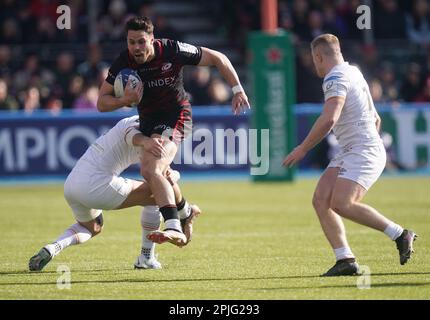 Saracens Sean Maitland est attaqué par Ospreys Owen Watkins lors du match de la coupe des champions Heineken de 16 au stade StoneX, à Londres. Date de la photo: Dimanche 2 avril 2023. Banque D'Images