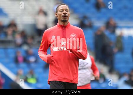 Ethan Pinnock se réchauffe pour le FC Brentford avant leur match contre Brighton & Hove Albion au stade AMEX Banque D'Images