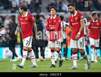 Victor Lindelox (à gauche), Facundo Pellistri et Bruno Fernandes de Manchester United sont reniés après le coup de sifflet final du match de la Premier League à St. Parc James, Newcastle. Date de la photo: Dimanche 2 avril 2023. Banque D'Images