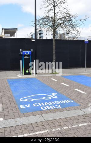 Batterie de chargement de véhicule électrique BP Pulse dans le centre de Milton Keynes. Banque D'Images