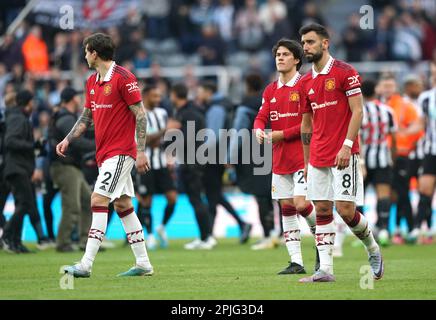 Victor Lindelox (à gauche), Facundo Pellistri et Bruno Fernandes de Manchester United sont reniés après le coup de sifflet final du match de la Premier League à St. Parc James, Newcastle. Date de la photo: Dimanche 2 avril 2023. Banque D'Images