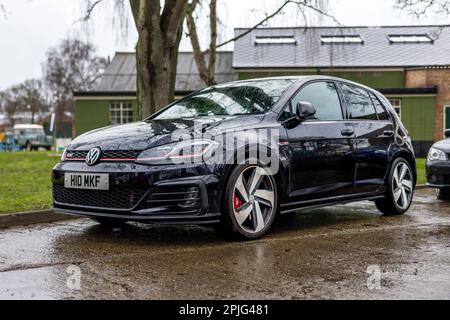 2020 Volkswagen Golf GTI Performance TSI, exposé à l'Assemblée Motorsport tenue au Bicester Heritage Centre le 26th mars 2023. Banque D'Images