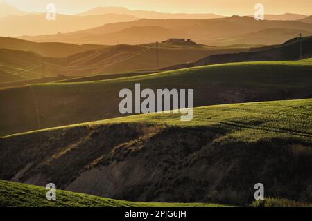 Coucher de soleil sur des collines ondoyantes en Sicile, Italie Banque D'Images