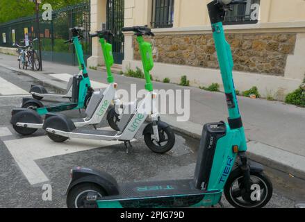 Paris, France. 02 avril. 2023. Vue sur les scooters électriques dans la rue. Moyens de transport écologiques en libre-service à louer. Banque D'Images