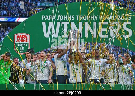 Stade Wembley, Londres, Royaume-Uni. 2nd avril 2023. Papa Johns Trophée football final, Bolton Wanderers versus Plymouth Argyle; Trophée Lift Credit: Action plus Sports/Alamy Live News Banque D'Images