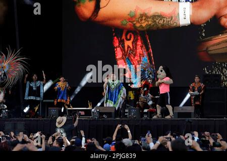 Mexico, Mexique. 02nd avril 2023. 1 avril 2023, Mexico, Mexique: Le groupe musical mexicain andin cumbia, Los Askis, au concert gratuit dans le Zocalo à Mexico. Sur 1 avril 2023 à Mexico, Mexique (photo du Groupe Luis Barron/Eyepix). (Photo par Eyepix/NurPhoto)0 Credit: NurPhoto SRL/Alay Live News Banque D'Images