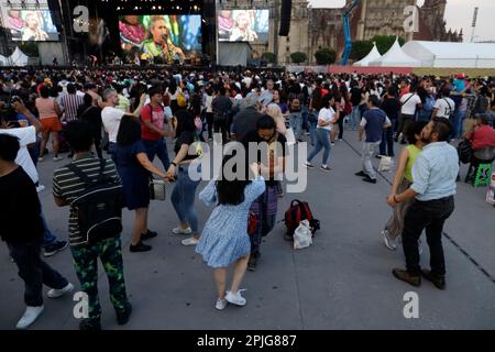 Mexico, Mexique. 02nd avril 2023. 1 avril 2023, Mexico, Mexique: Des personnes assistent à Mexico Zocalo pour profiter du concert gratuit 'Cumbion'. Sur 1 avril 2023 à Mexico, Mexique (photo du Groupe Luis Barron/Eyepix). (Photo par Eyepix/NurPhoto) Credit: NurPhoto SRL/Alay Live News Banque D'Images