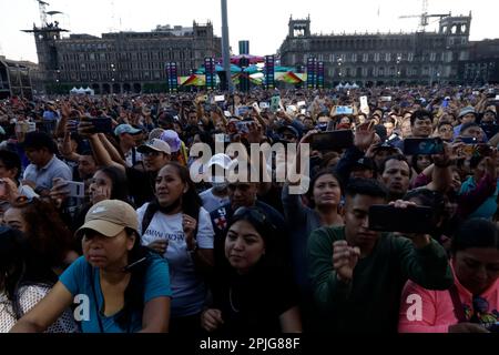 Mexico, Mexique. 02nd avril 2023. 1 avril 2023, Mexico, Mexique: Des personnes assistent à Mexico Zocalo pour profiter du concert gratuit 'Cumbion'. Sur 1 avril 2023 à Mexico, Mexique (photo du Groupe Luis Barron/Eyepix). (Photo par Eyepix/NurPhoto) Credit: NurPhoto SRL/Alay Live News Banque D'Images