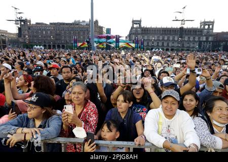 Mexico, Mexique. 02nd avril 2023. 1 avril 2023, Mexico, Mexique: Des personnes assistent à Mexico Zocalo pour profiter du concert gratuit 'Cumbion'. Sur 1 avril 2023 à Mexico, Mexique (photo du Groupe Luis Barron/Eyepix). (Photo par Eyepix/NurPhoto) Credit: NurPhoto SRL/Alay Live News Banque D'Images