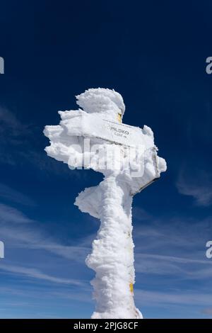 Pilsko, montagnes de Beskid, Slovaquie, Pologne - guide, panneau, panneau et montez sur le sommet de la montagne et de la colline. Le panneau est recouvert de neige et de fro Banque D'Images