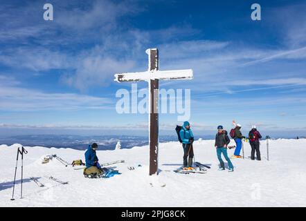 Pilsko, montagnes de Beskid, Slovaquie, Pologne - 12 mars 2023: Touristes et skieur de skialp au sommet de la montagne et de la colline. Jour ensoleillé en hiver. Neige Banque D'Images