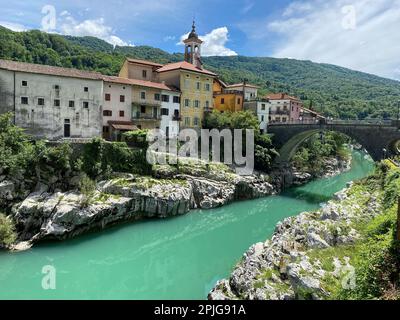 Vue sur la vieille ville d'Isonzo en traversant le canal ob Soci en Slovénie Banque D'Images