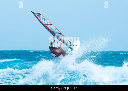 sports aquatiques: planche à voile sautant sur les vagues pendant l'été Banque D'Images