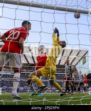 2nd avril 2023 ; St James' Park, Newcastle, Angleterre : Premier League football, Newcastle United contre Manchester United ; David de Gea de Manchester United place le ballon au bar Banque D'Images